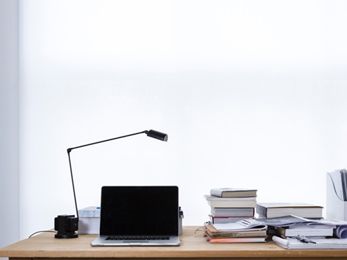 Az irodaberendezés kiegészítői: asztali lámpák